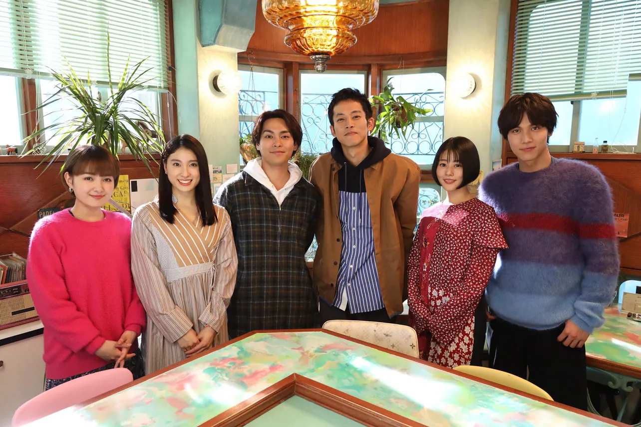 スペシャルドラマに出演する葵わかな、土屋太鳳、柳楽優弥、松坂桃李、高畑充希、中川大志(写真左から)