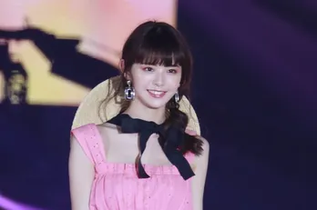 鈴木ゆうか、愛犬と似てきた…？“可愛いの極み”2SHOTに「目がそっくり」「どっちも可愛い」絶賛の声