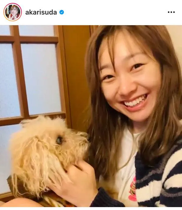 【写真を見る】愛犬と遊ぶ須田亜香里。彼女感あふれるナチュラル笑顔(ほか中田花奈との仲良し2SHOTなど)