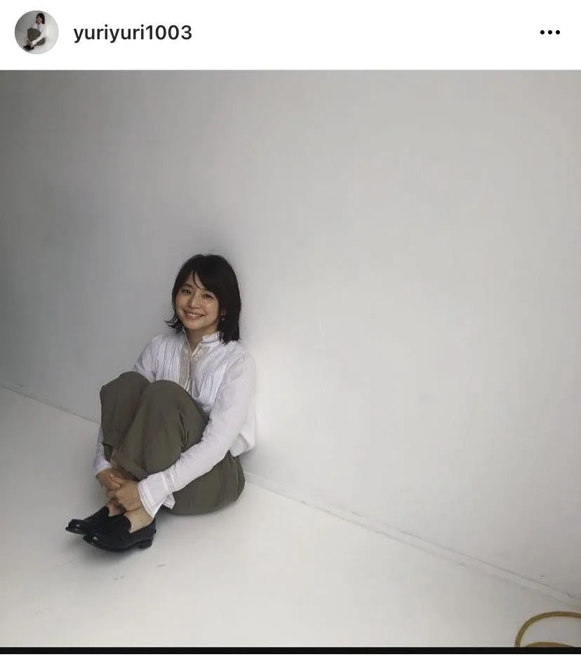 【写真を見る】自然体で素敵すぎる…石田ゆり子の新しいプロフィール画像(ほか、ハンサム＋キュートコーデ姿など)