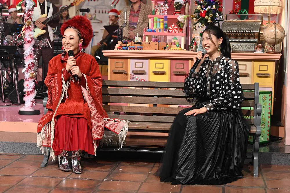 【写真を見る】MISIA＆土屋太鳳が“クリスマス”らしい華やかな衣装で登場。土屋が思わず涙ぐむ場面も…
