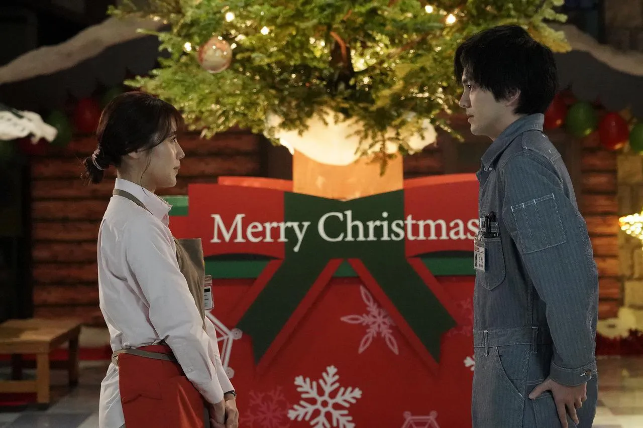 【写真を見る】クリスマスツリーの前で向かい合う桃子(有村架純)と真人(林遣都)