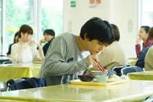 吉沢亮、伏し目がち猫背で“陰の魅力”を表現！映画「AWAKE」本編映像＆場面写真公開