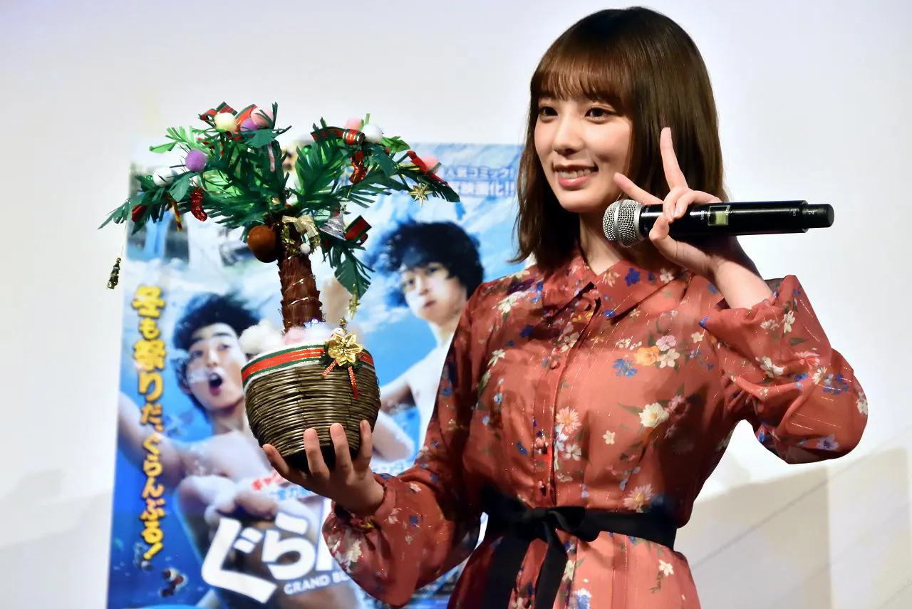 【写真を見る】“ぐらんぶる”風クリスマスツリーがプレゼントされ、にっこりピースする与田祐希