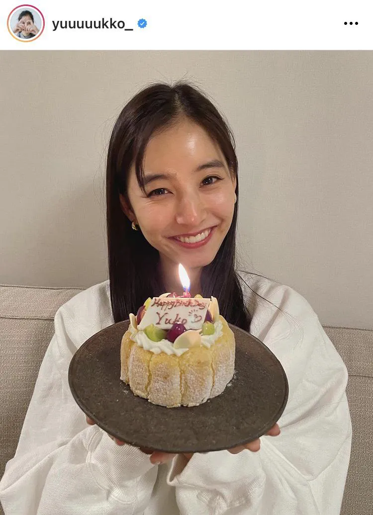 【写真を見る】新木優子、笑顔溢れるバースデーSHOTを公開