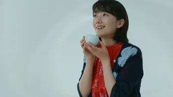 波瑠“びっくりぽん”な「びっくり生茶箱」に興味津々