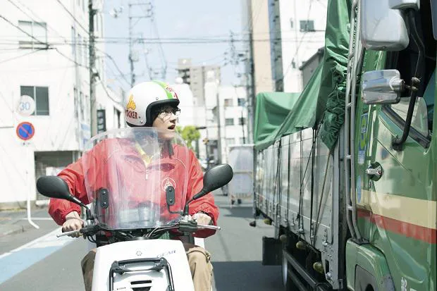 【写真を見る】バイクに乗りながらトラックの運転手に話し掛ける古川雄輝