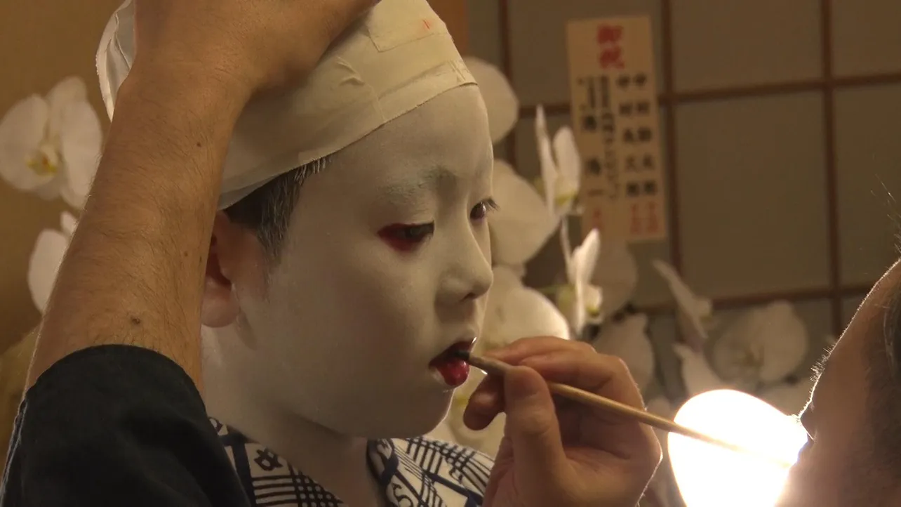 1月の歌舞伎座公演「鰯賣戀曳網」の禿の化粧をする勘太郎