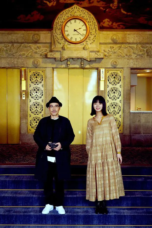 【写真を見る】ホテルニューグランド本館大階段に立つ池田エライザと田口トモロヲ