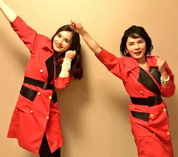 平野ノラはおそろいの赤い衣装に身を包んだ母親との2ショットを公開