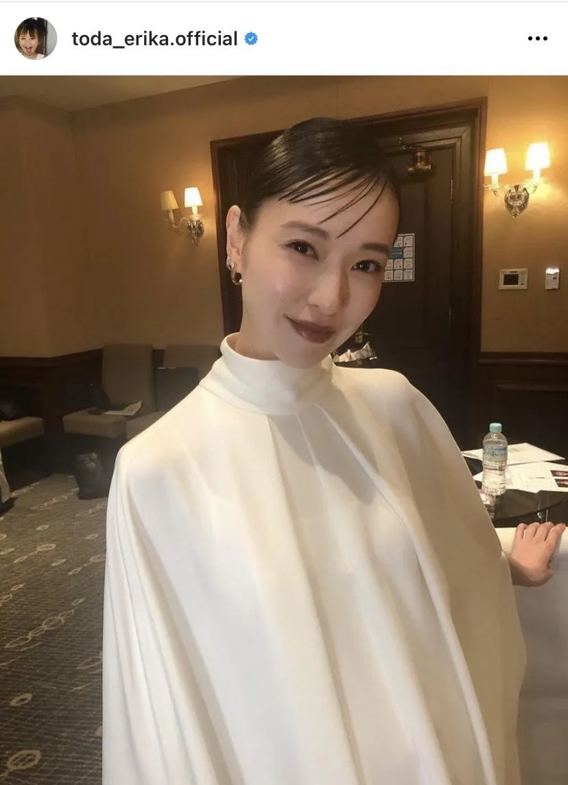 【写真を見る】戸田恵梨香、白いドレスで結婚後初の公の場に登場