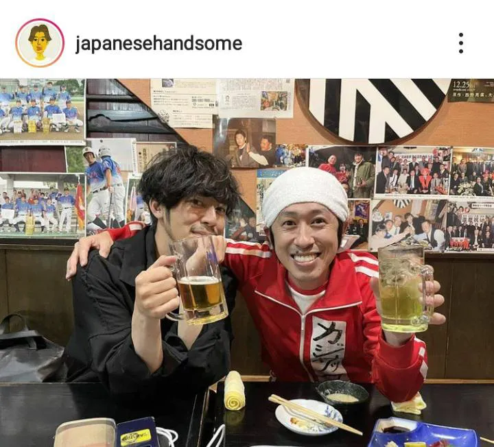 【写真を見る】ジョッキを手にしたカジサックと西野の2SHOT