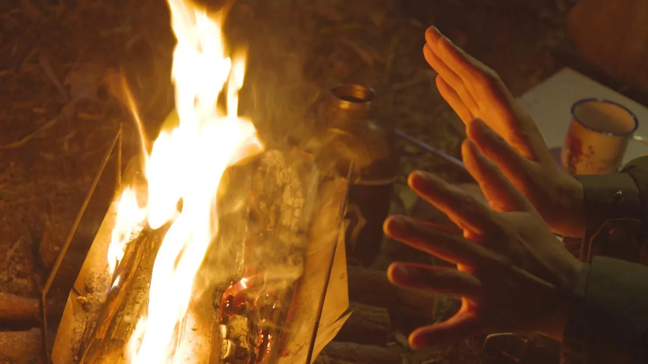 【写真を見る】ヒロシは焚き火の熱を感じながら、「俺は冬を愛している」と改めて思う