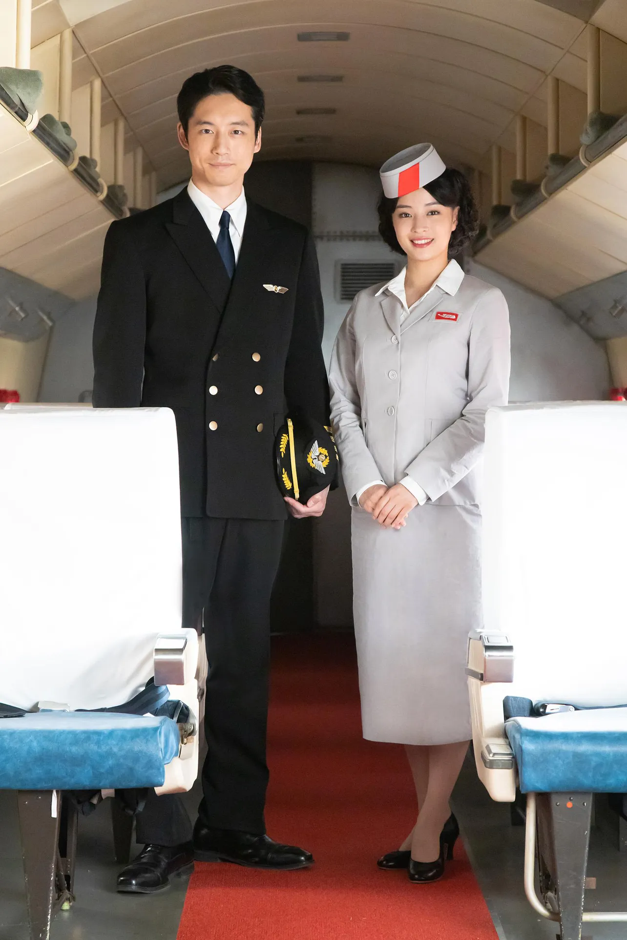 【写真を見る】パイロットの帽子を左手に携え、りりしい表情を見せる坂口健太郎