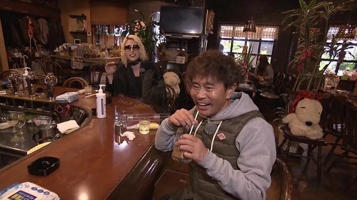 【写真を見る】昔ながらの喫茶店を訪れたROLANDは、大阪なら常識の「レイコ―」に困惑
