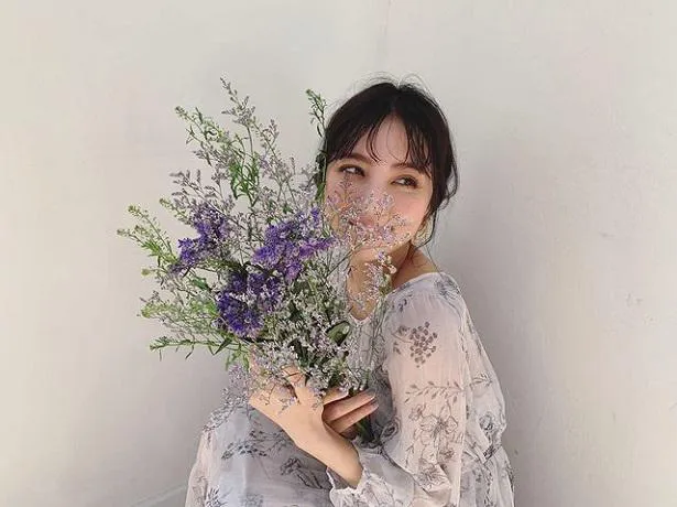【写真を見る】春服のワンピースを着て花束を持った撮影オフショットを公開した石川恋