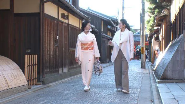 【写真を見る】楽しそうに京都を歩く高橋ひとみ