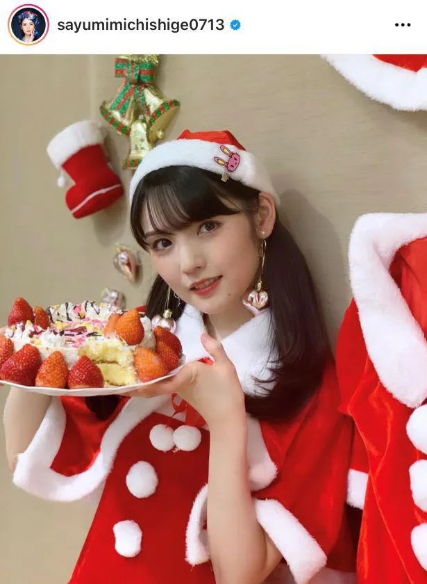 【写真を見る】道重さゆみ、サンタクロースに変身してクリスマスケーキをデコレーション