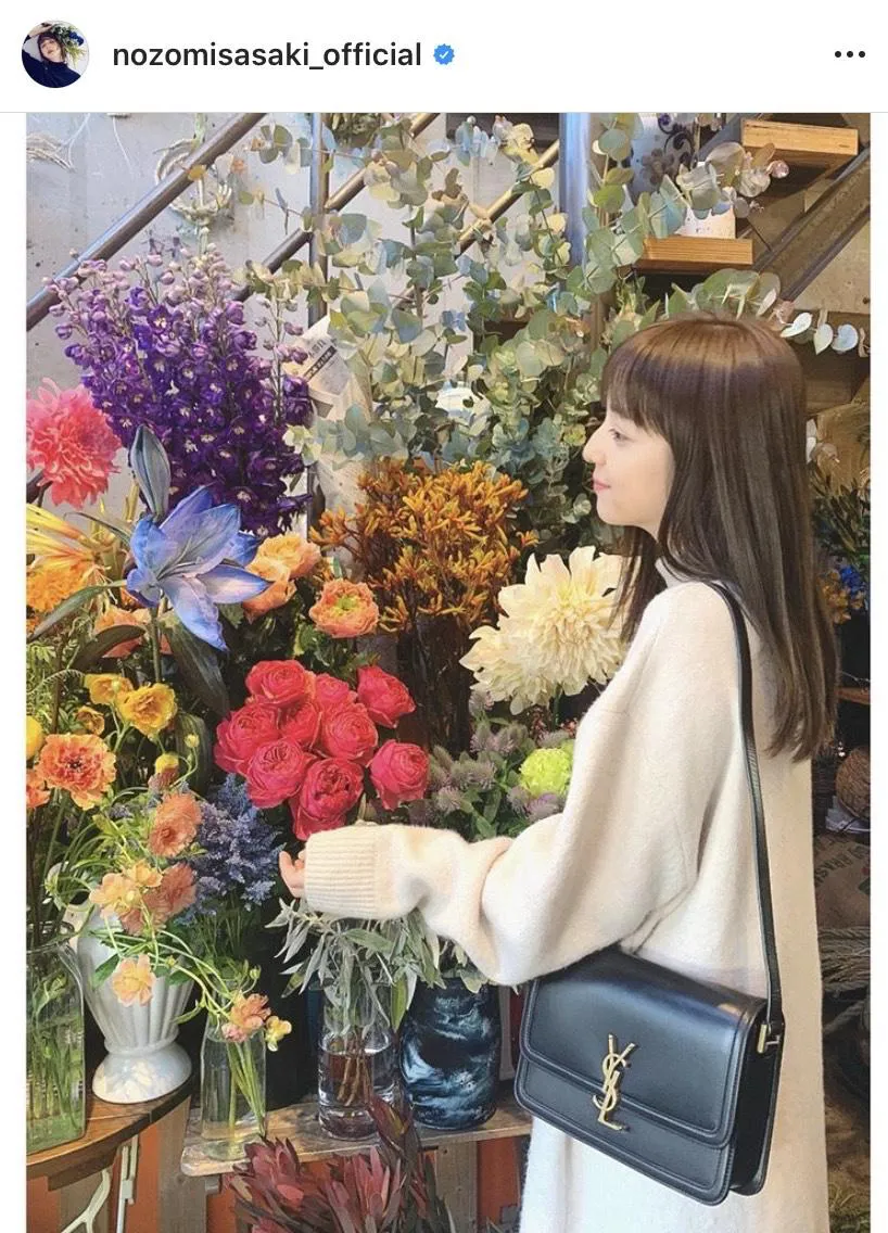 【写真を見る】佐々木希、花より美しい…休日の花屋でのお買い物SHOT