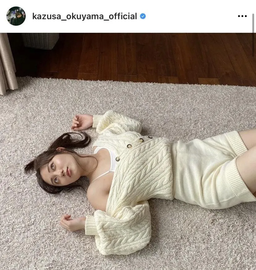 【写真を見る】奥山かずさ、かわい過ぎる…！ニット姿を披露