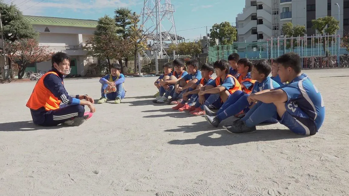 小学生にサッカーを指導する内田篤人