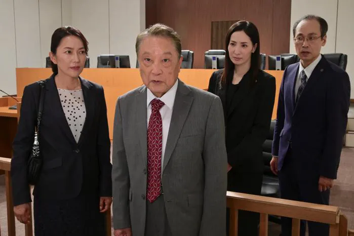 伊東四朗と羽田美智子が父娘の刑事を演じる「おかしな刑事シリーズ」の第25作が放送。法曹界のマドンナ的存在の弁護士を真飛聖が演じる