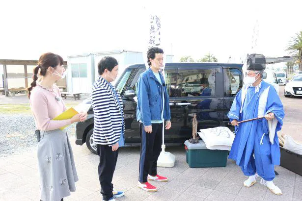 貧乏神神社の祭主・田邊口幸麻呂さんからまざまな厄落としの方法を習う霜降り明星と宮崎玲衣アナ