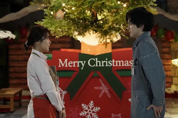 【写真を見る】桃子(有村架純)を真人(林遣都)がクリスマスツリーの下に誘い…