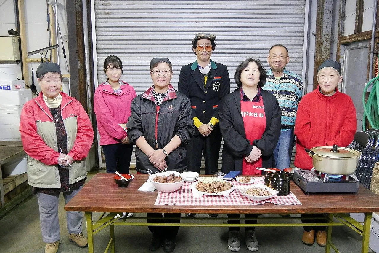函館漁協婦人部手作りのイカ料理を堪能する