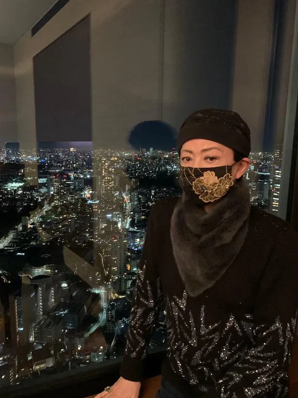 【写真を見る】六本木ヒルズからの夜景をバックにマスクをした写真を公開した美川憲一