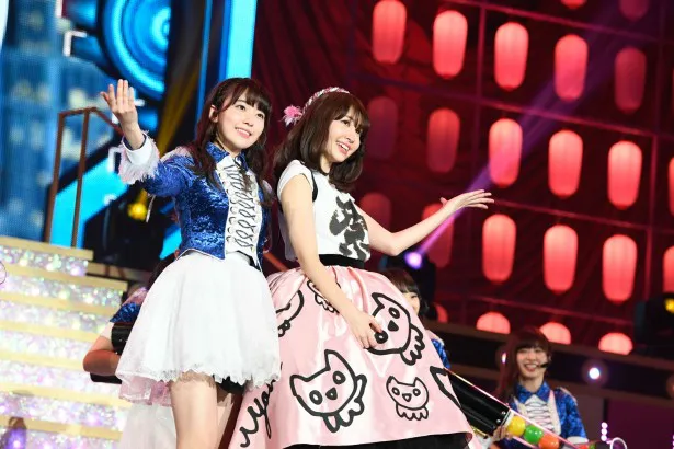 AKB48小嶋陽菜ラストコンサート「こじまつり～前夜祭～」より。宮脇咲良と小嶋陽菜
