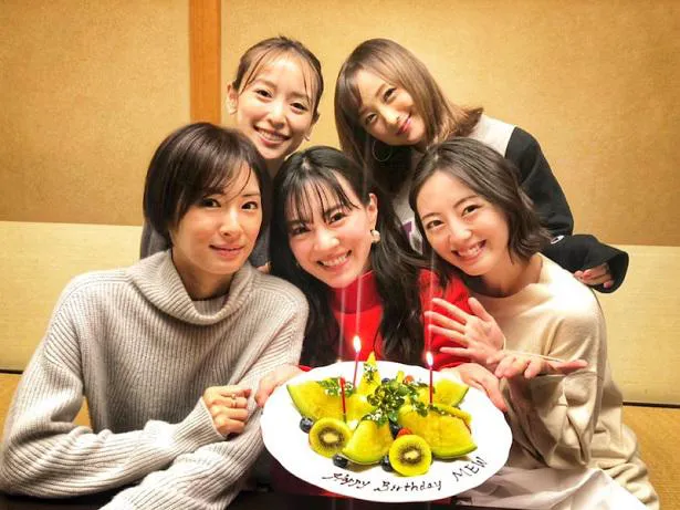 【写真を見る】小松彩夏(写真右上)は“セーラー戦士仲間”安座間美優、北川景子、泉里香、沢井美優(写真左上から)と過ごした2019年のクリスマスの5ショットを公開