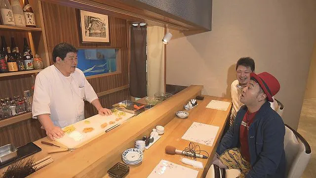 【写真を見る】依頼者の和食店に出向き父親と会話をする斉藤優