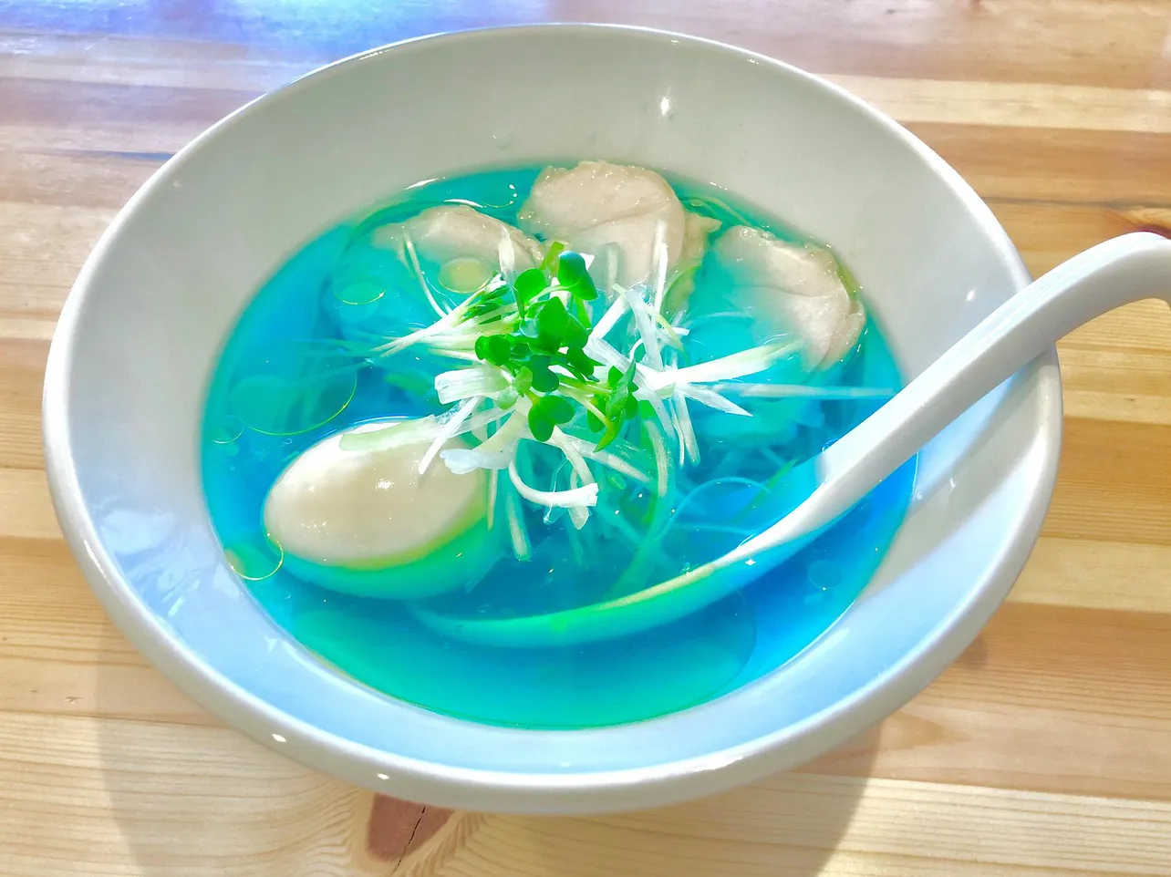 【写真を見る】コラボの対象となる吉法師の「鶏清湯 青」(青のラーメン)