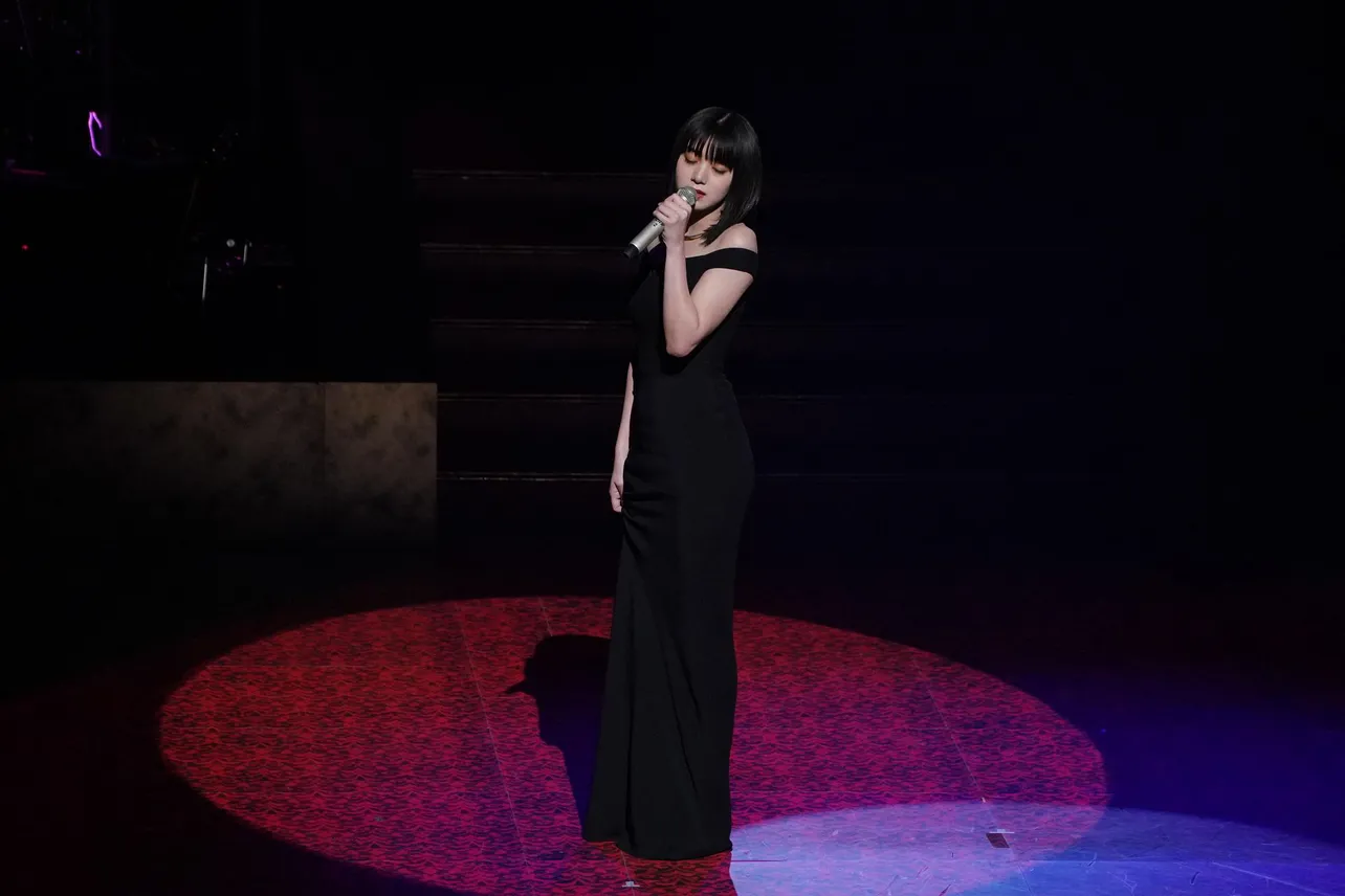 【写真を見る】“美しすぎる”妖艶なマーメードドレスで歌い上げる池田エライザ