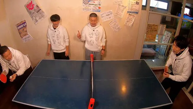 【写真を見る】同期4人で卓球対決。左から長田庄平、向井慧、松尾駿、中丸雄一