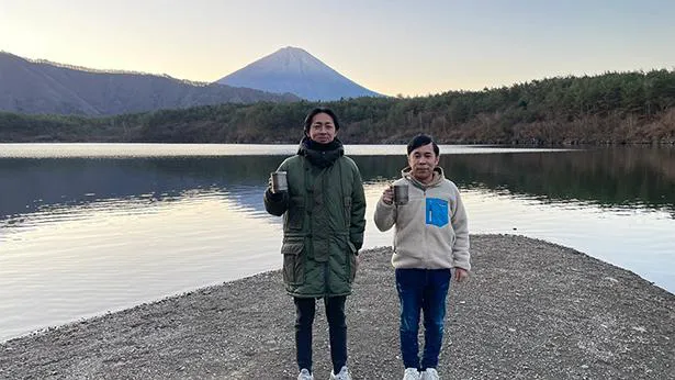 【写真を見る】富士山をバックに、大自然を満喫した二人