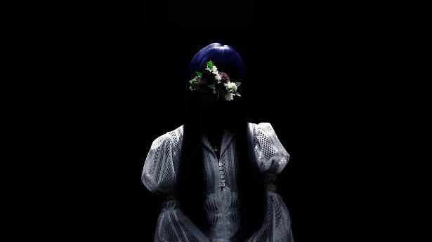 新曲「黒い秋桜の花が泣いた」をリリースし、MVを公開した久保あおい