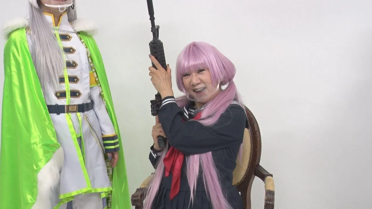 【写真を見る】コスプレに挑戦する小鹿みきがピンクのウィッグでポーズを決める