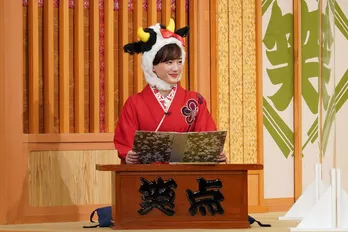 綾瀬はるか「笑点」単独司会に挑戦!“牛のかぶりもの”姿で会場をとりこに