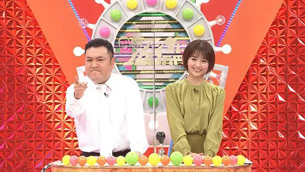 山崎弘也 企業に潜入してクイズを出題 解答者は秋元真夏 朝日奈央ら Webザテレビジョン