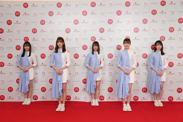 紅白リハの囲み取材に応じた日向坂46