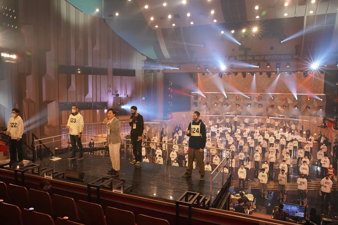 【写真を見る】三山ひろしは2階席で歌唱！NHKホール全体を使った演出にも注目！