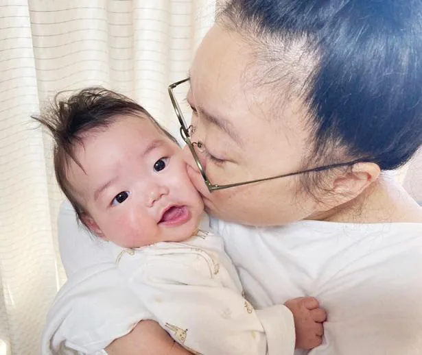【写真を見る】“とっちゃん”こと息子への熱いキスショットを公開したニッチェの江上敬子