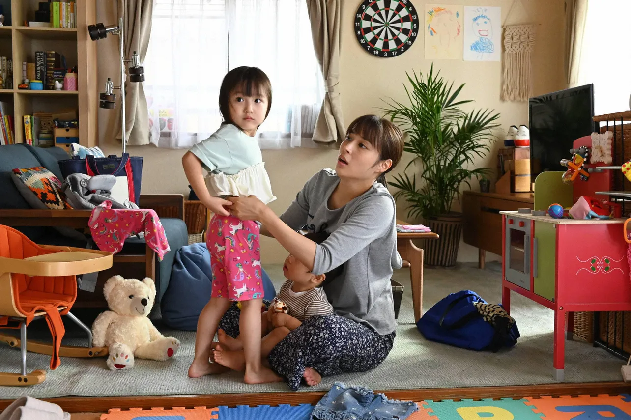 【写真を見る】子どもの着替えを手伝い、育児に奮闘する澪(広瀬アリス)