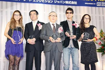 「第22回 日本メガネベストドレッサー賞」の表彰式に出席したスザンヌ、石坂浩二、柳井正氏、唐沢寿明、井上真央（左から）