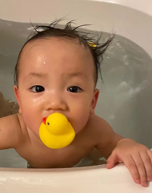 高橋ユウはアヒルのおもちゃをくわえて楽しそうに入浴している息子の禅くんの写真を公開