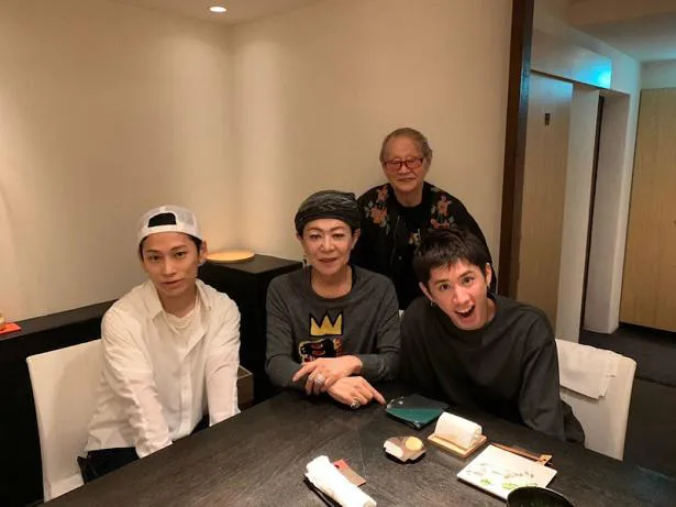 【写真を見る】UVERworldのTAKUYA∞とONE OK ROCKのTakaと吉野ママとの食事会の写真を公開した美川憲一