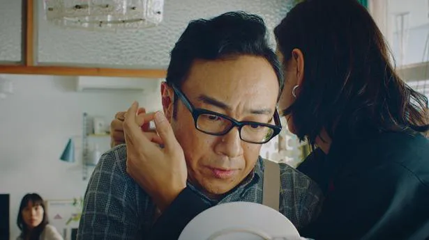 角田晃広の首に抱き付く松田翔太と、それを見つめる戸田恵梨香