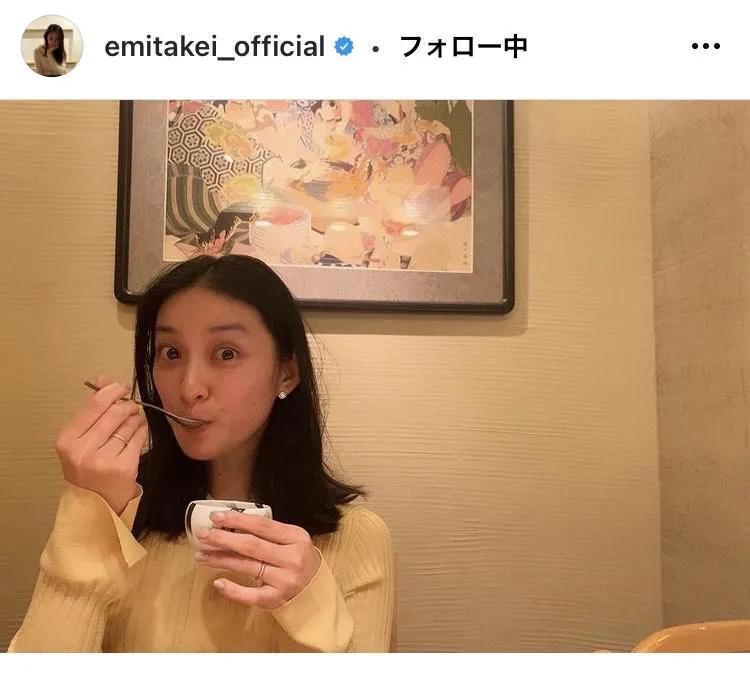 【写真を見る】武井咲、指輪が光る新年初SHOT(ほか、美脚SHOTなど9枚)